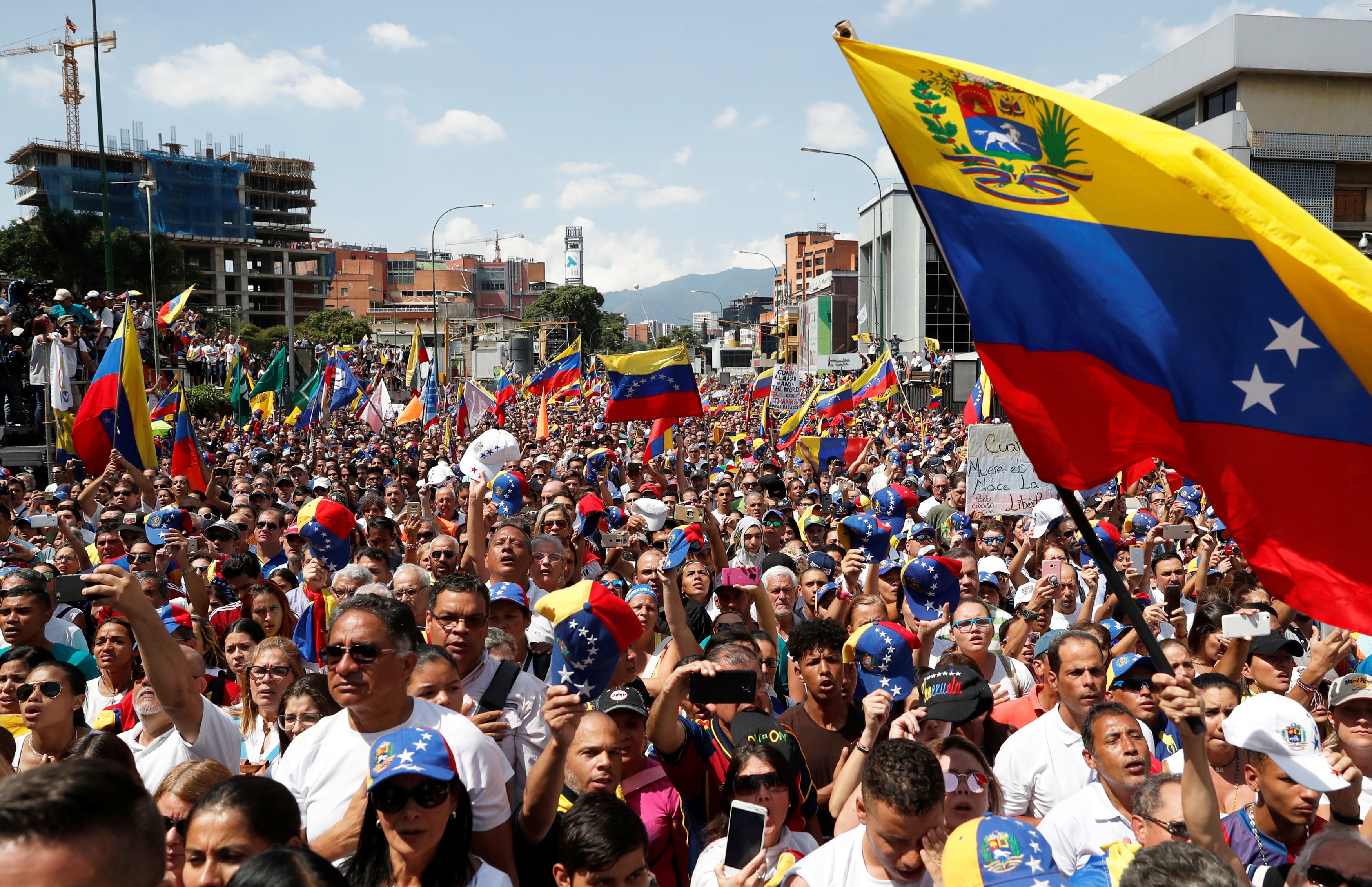 مسيرات ضخمة لمواصلة الضغط على الرئيس مادورو (1)