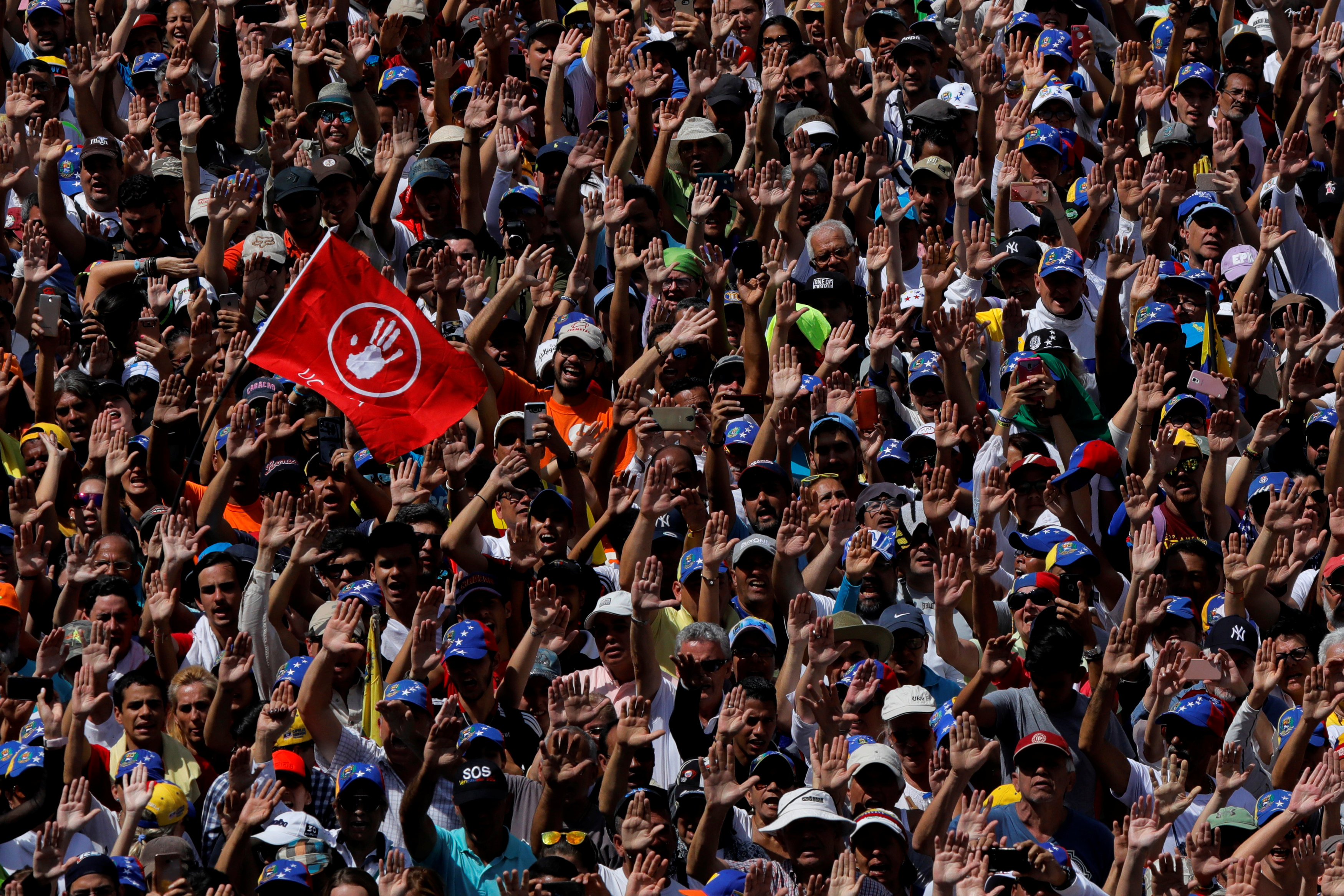 مسيرات ضخمة لمواصلة الضغط على الرئيس مادورو (14)