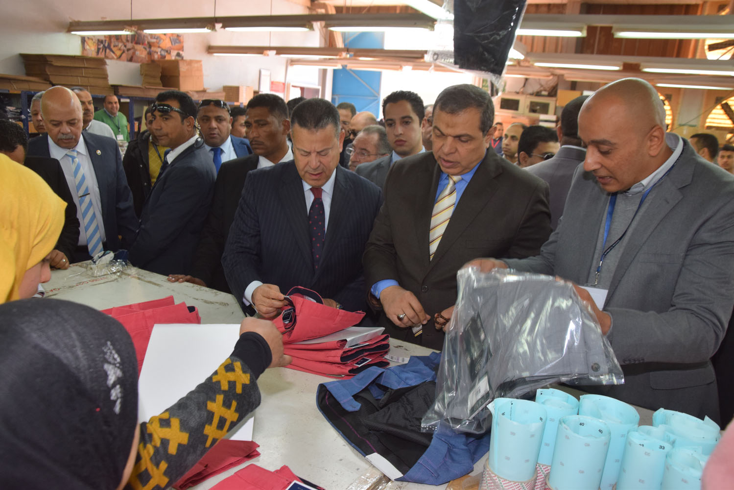 وزير القوى العاملة يتفقد منتجات مصنع الشركة السويسرية من الملابس القطنية (14)