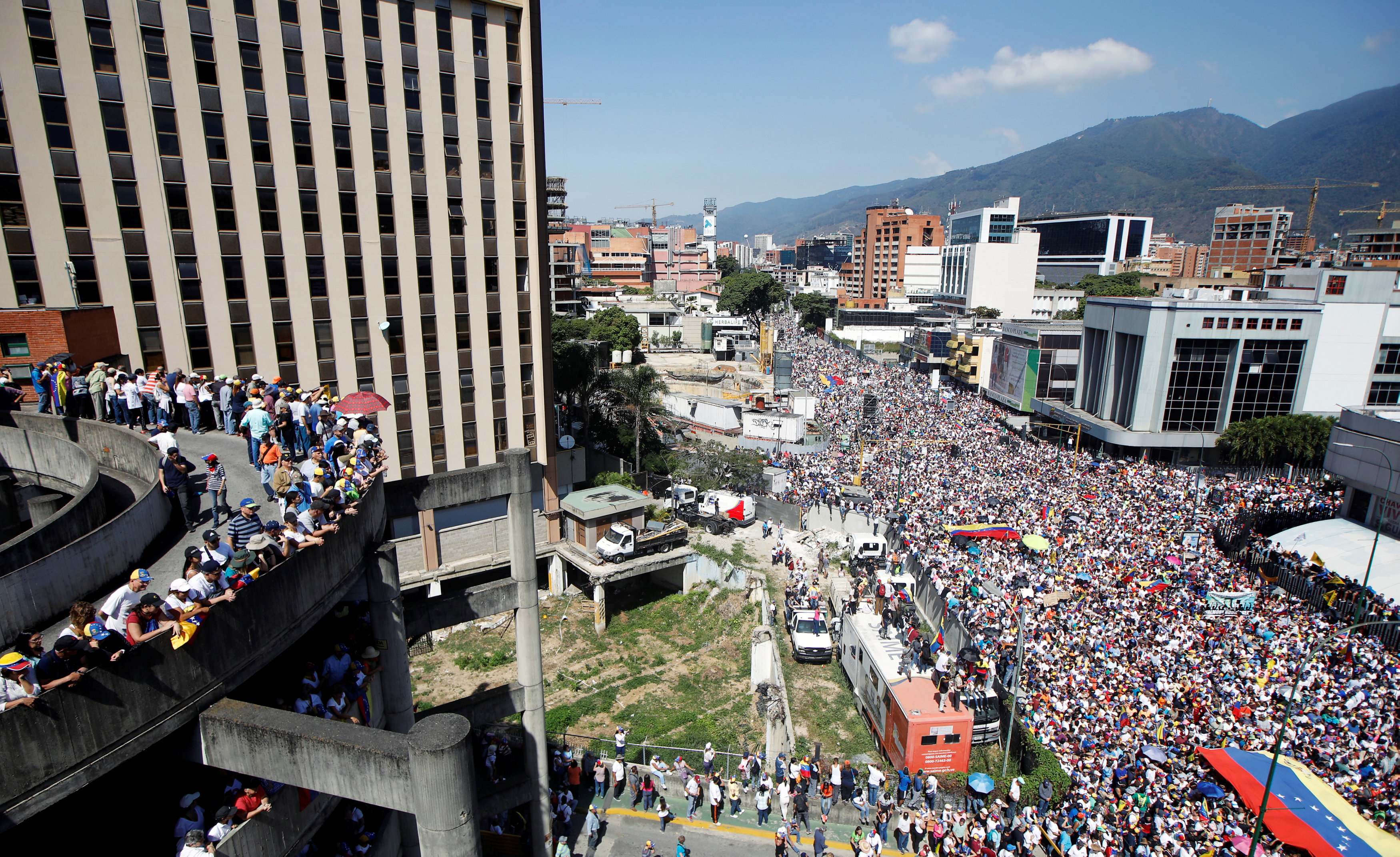 مسيرات ضخمة لمواصلة الضغط على الرئيس مادورو (7)