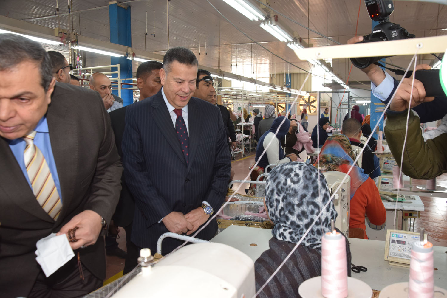 وزير القوى العاملة يتفقد منتجات مصنع الشركة السويسرية من الملابس القطنية (12)