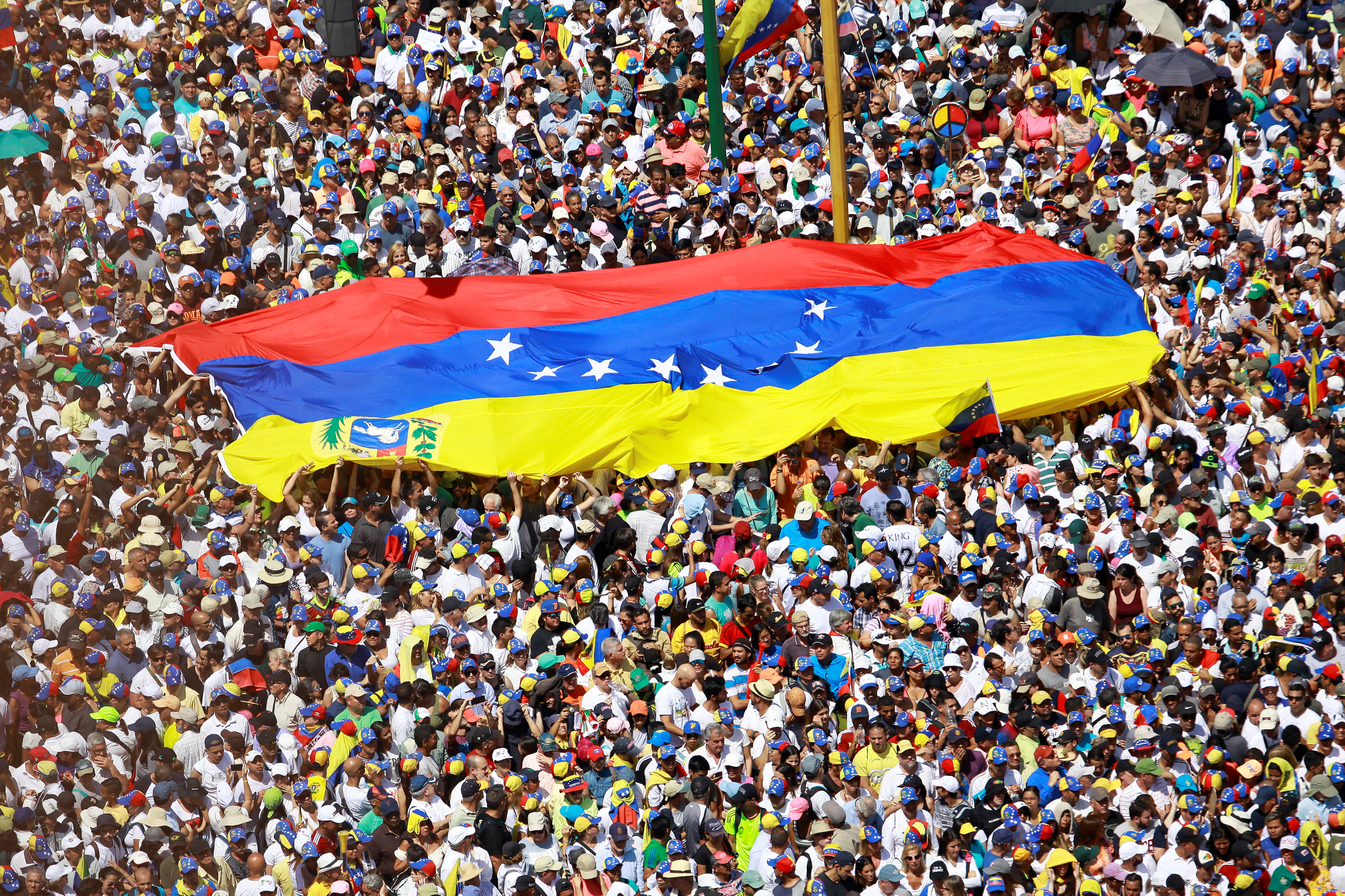 مسيرات ضخمة لمواصلة الضغط على الرئيس مادورو (6)