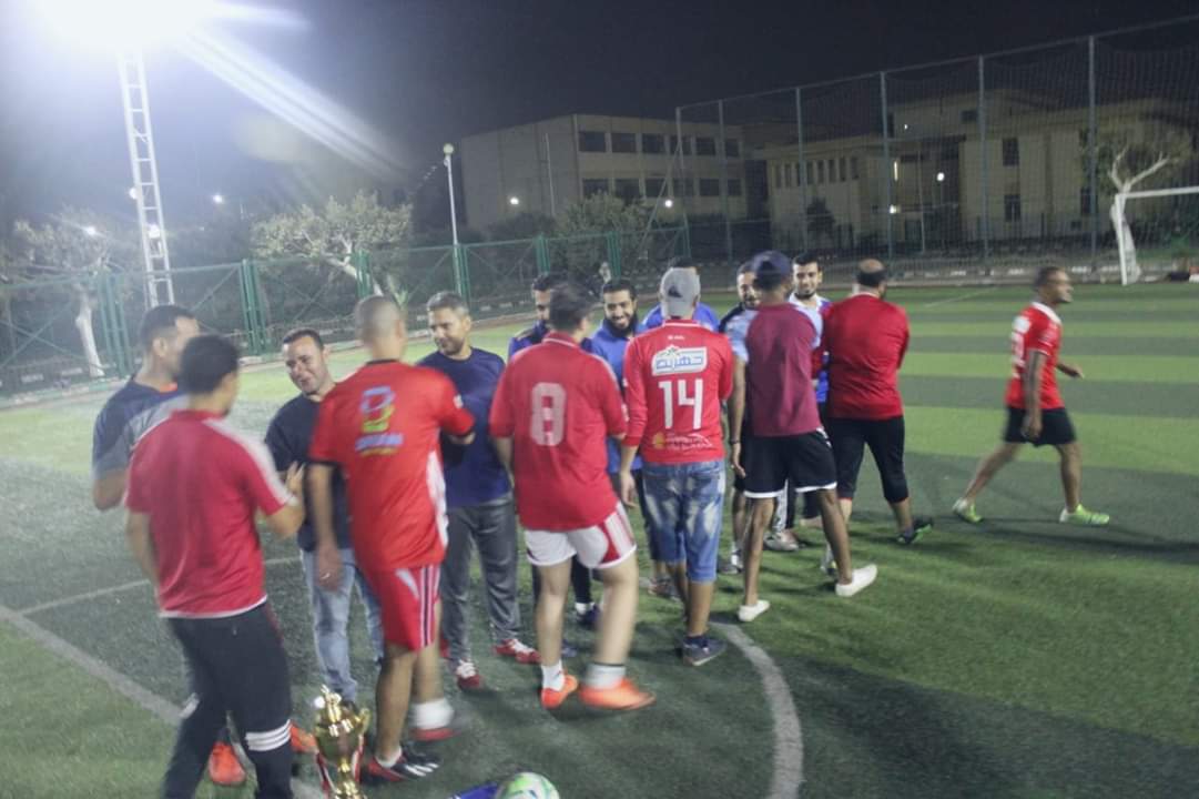 اللاعبون المشاركين يقدمون التحية لبعضهم قبل بداية المباراة