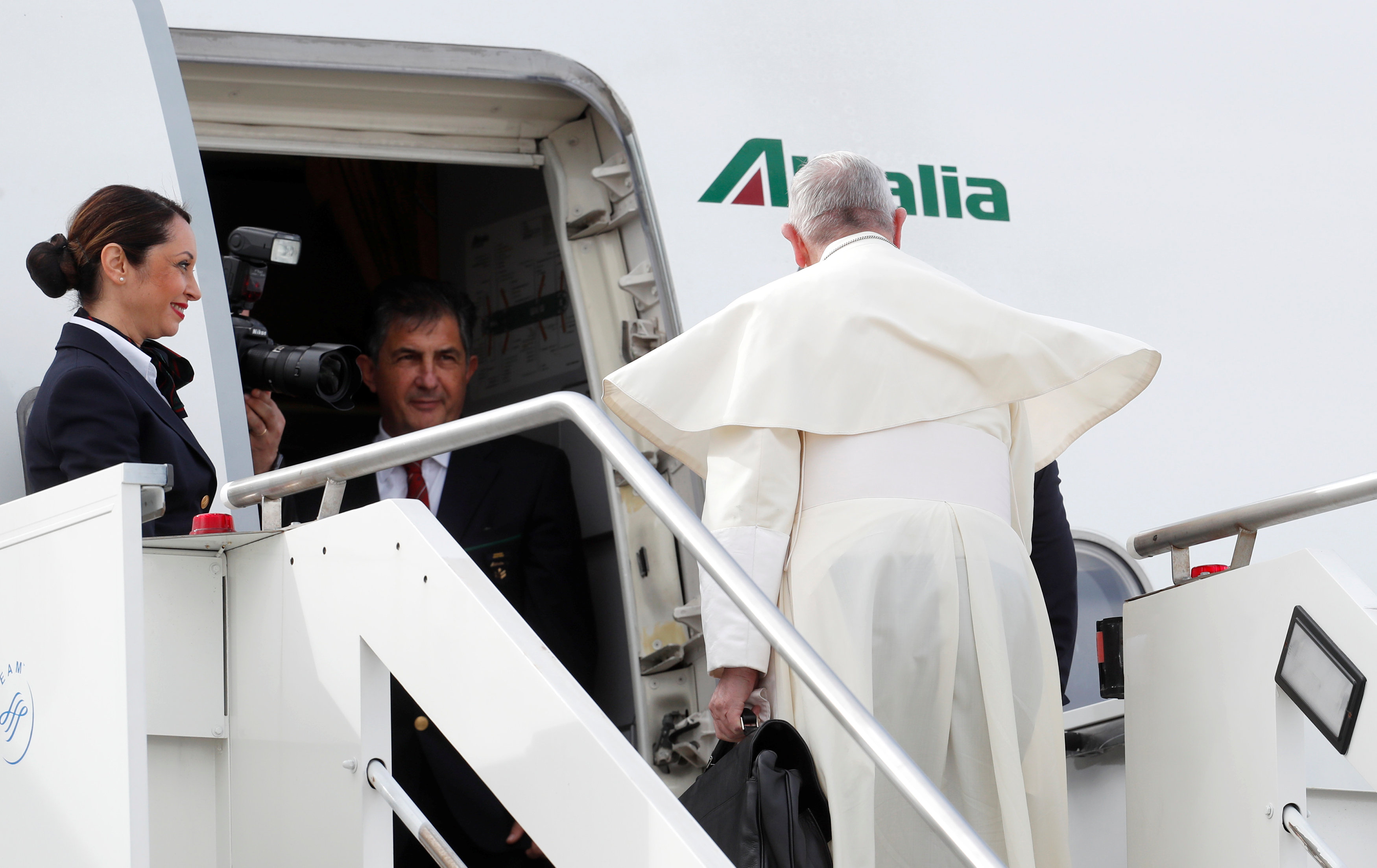 البابا فرنسيس يغادر روما متوجها إلى أبو ظبى لحضور لقاء الأخوة الإنسانى (2)