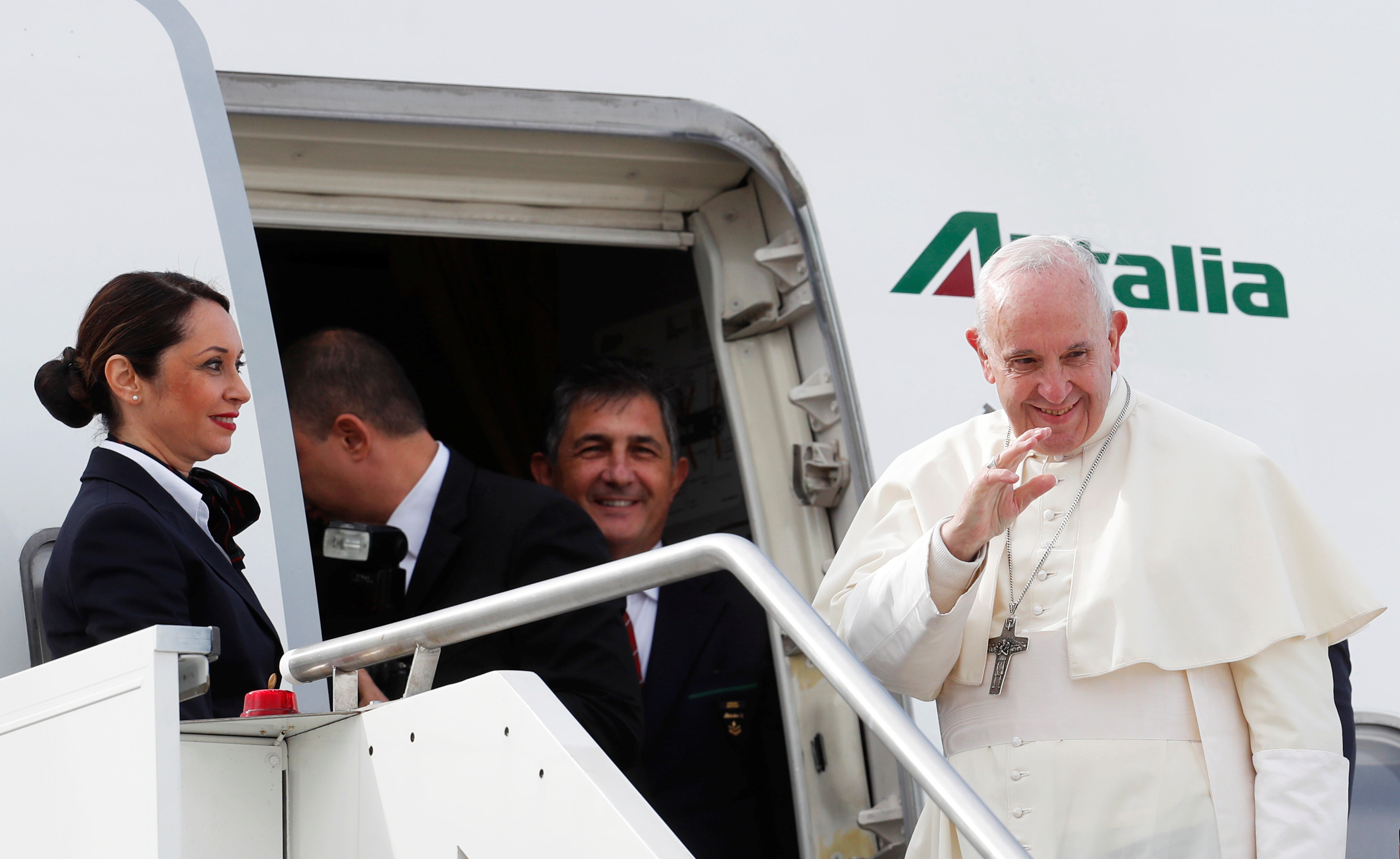 البابا فرنسيس يغادر روما متوجها إلى أبو ظبى لحضور لقاء الأخوة الإنسانى (1)