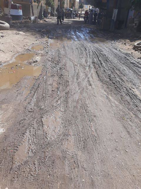 غرق شوارع قرية فأوقبلى مركز دشنا فى قنا بمياه الصرف الصحى   (2)