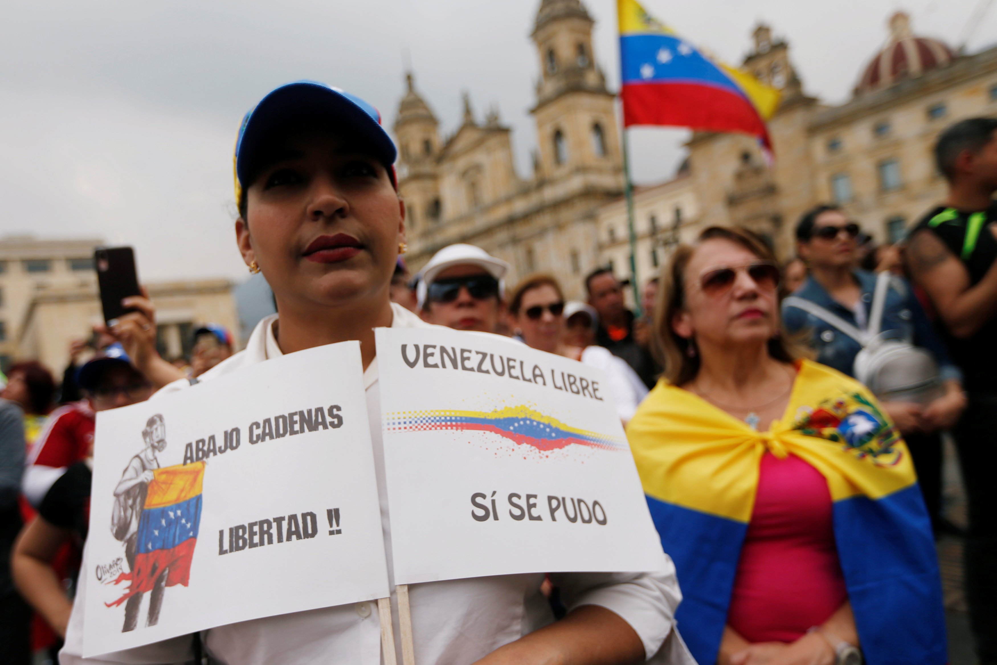 مسيرات ضخمة لمواصلة الضغط على الرئيس مادورو (3)