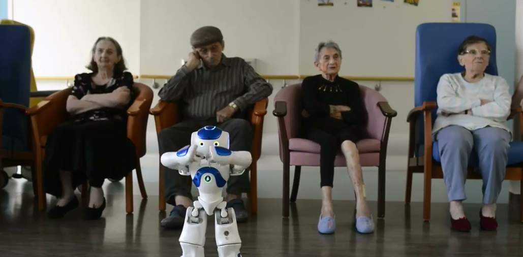 الروبوت مع المسنين