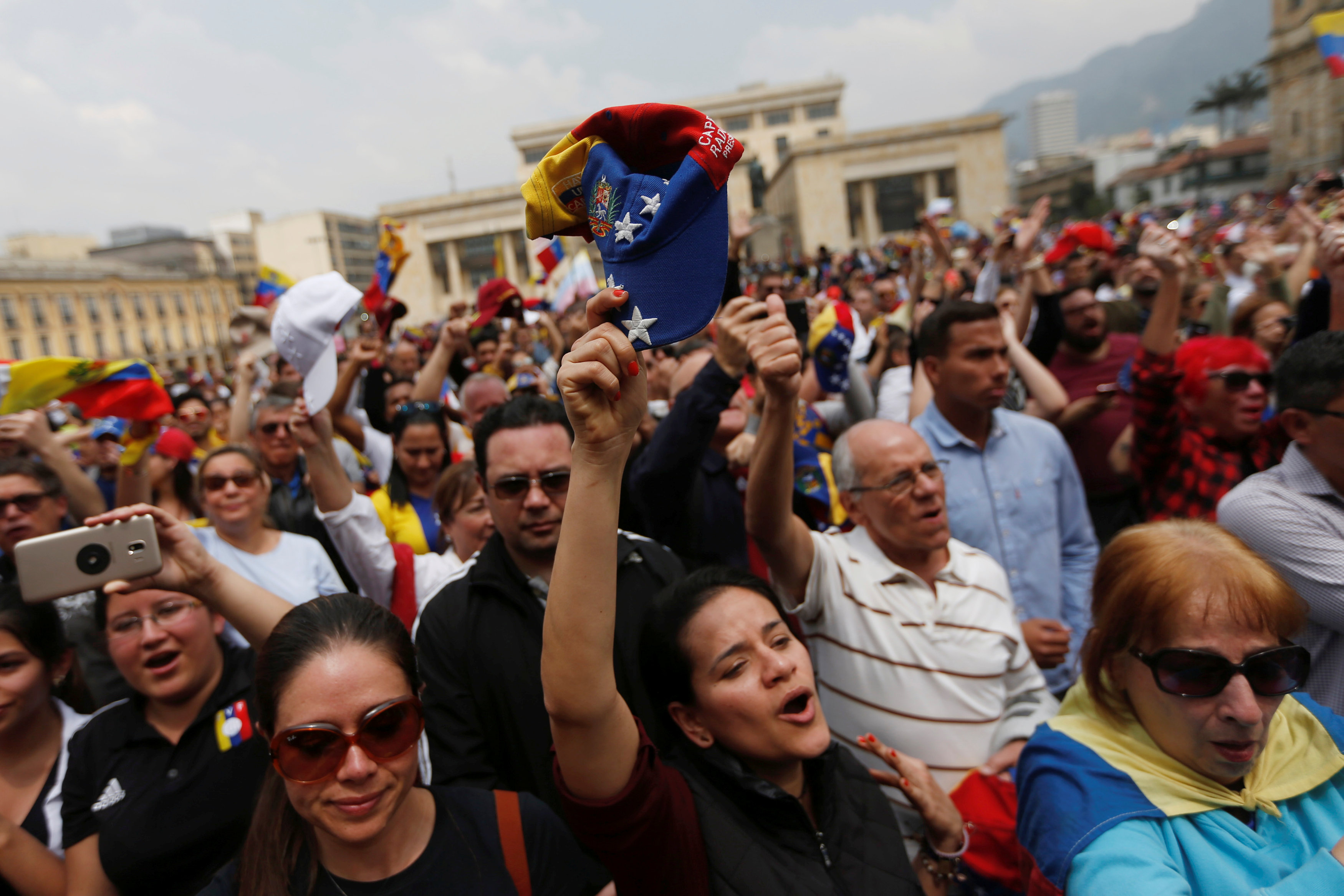 مسيرات ضخمة لمواصلة الضغط على الرئيس مادورو (5)