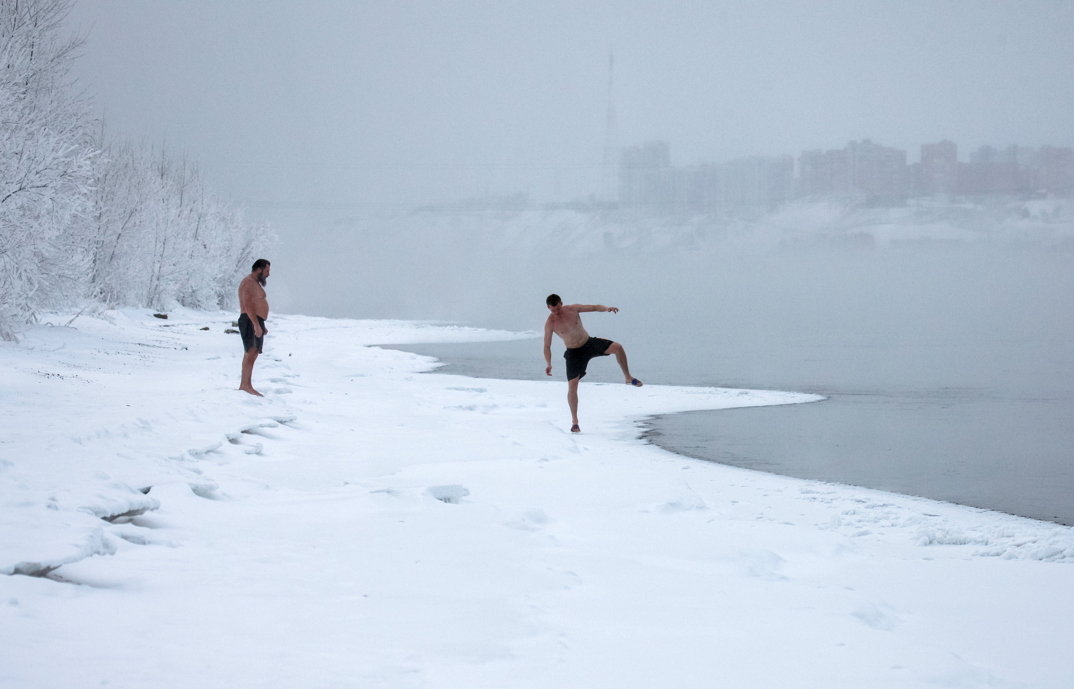 روس يتحدون الصقيع و يسبحون فى درجة حرارة تحت الصفر (2)