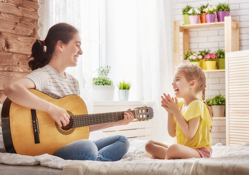 guitar-mom-and-kid
