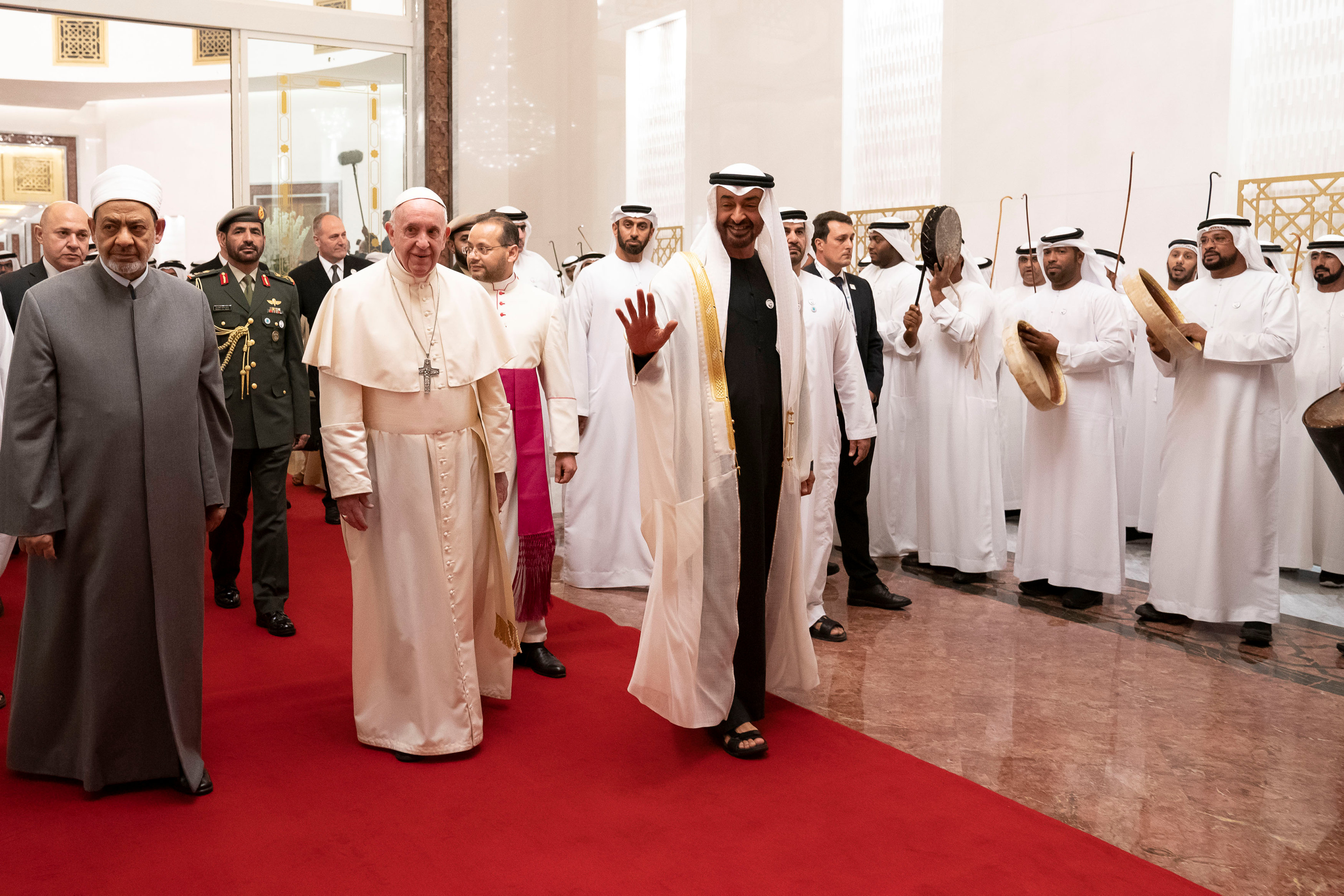 شيخ الأزهر والشيخ محمد بن زايد يستقبلان بابا الفاتيكان فى الإمارات