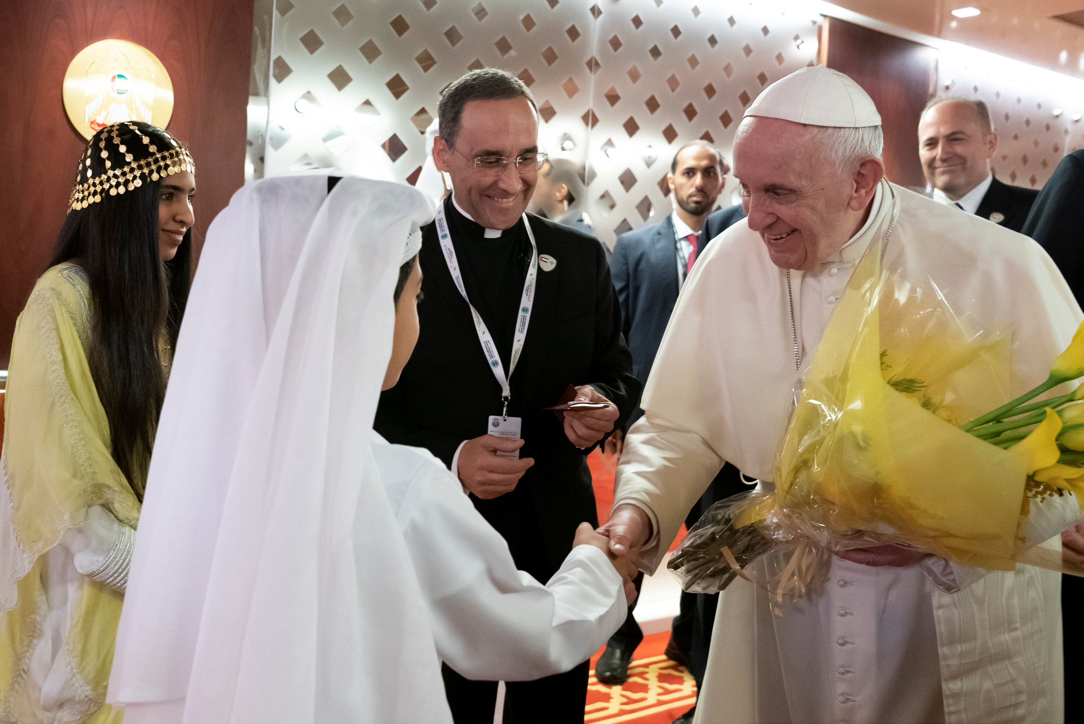 بابا الفاتيكان يحمل بوكية ورد فى الإمارات