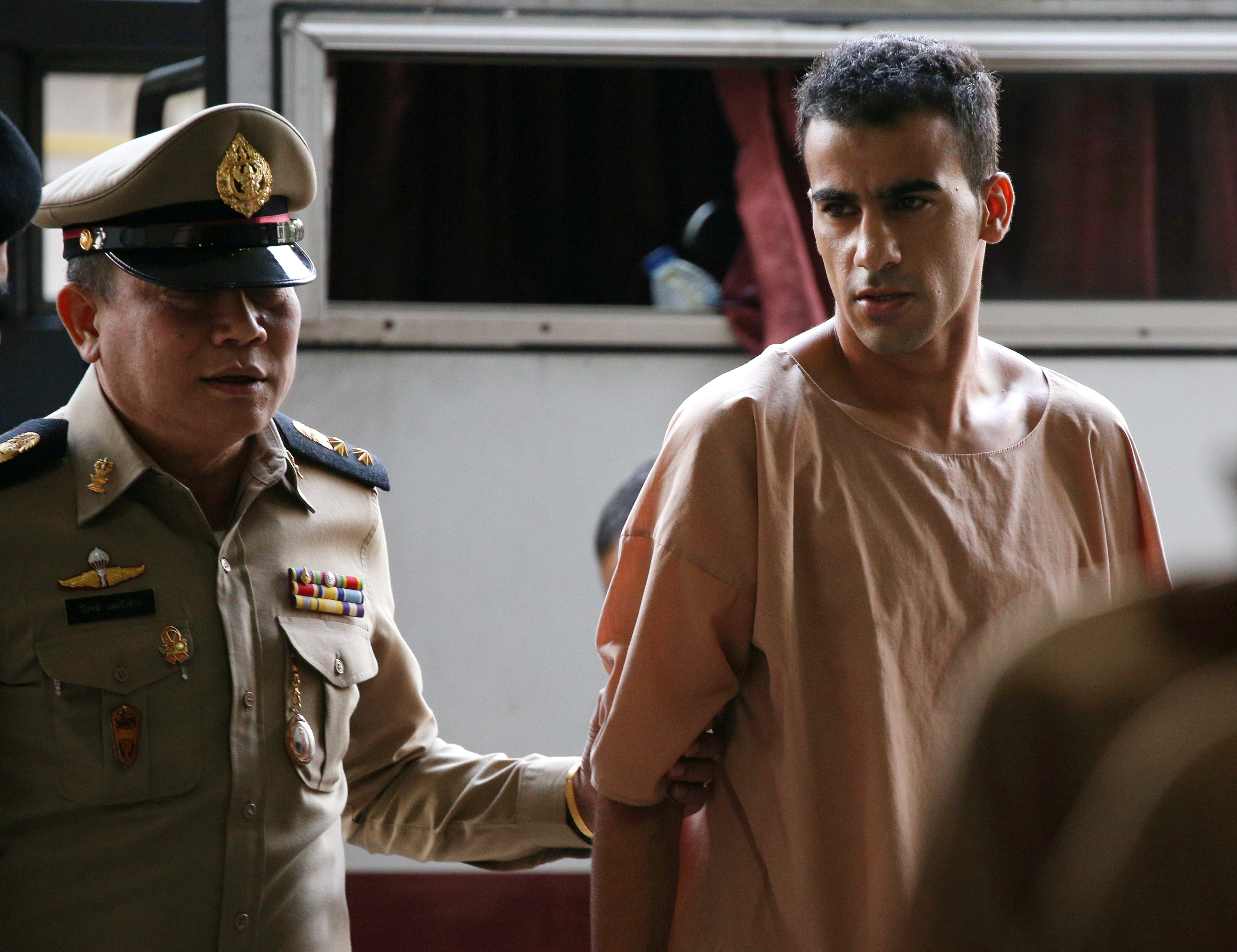 اللاعب البحرينى حكيم العريبى يصل المحكمة فى تايلاند (5)