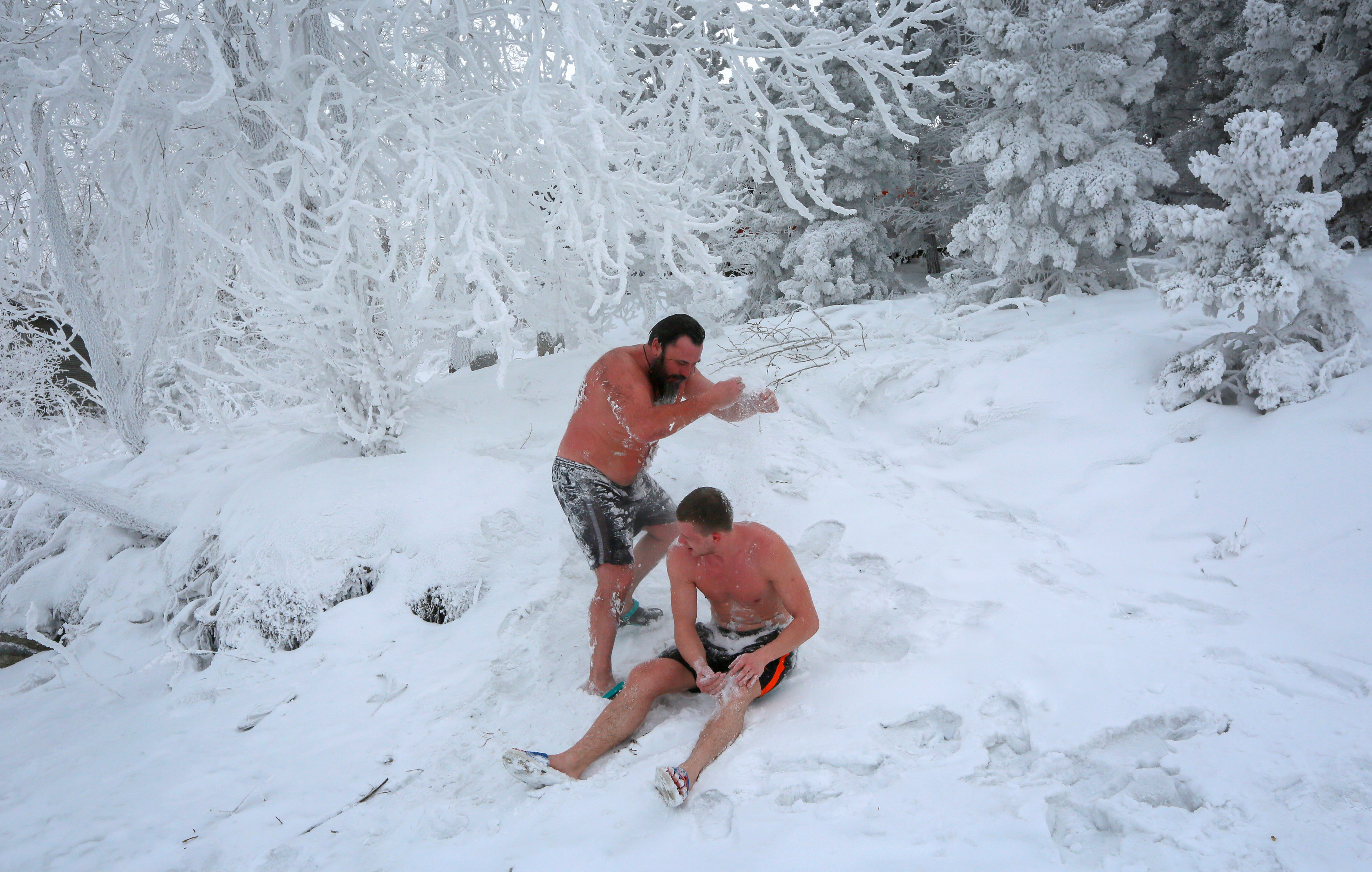 روس يتحدون الصقيع و يسبحون فى درجة حرارة تحت الصفر (5)