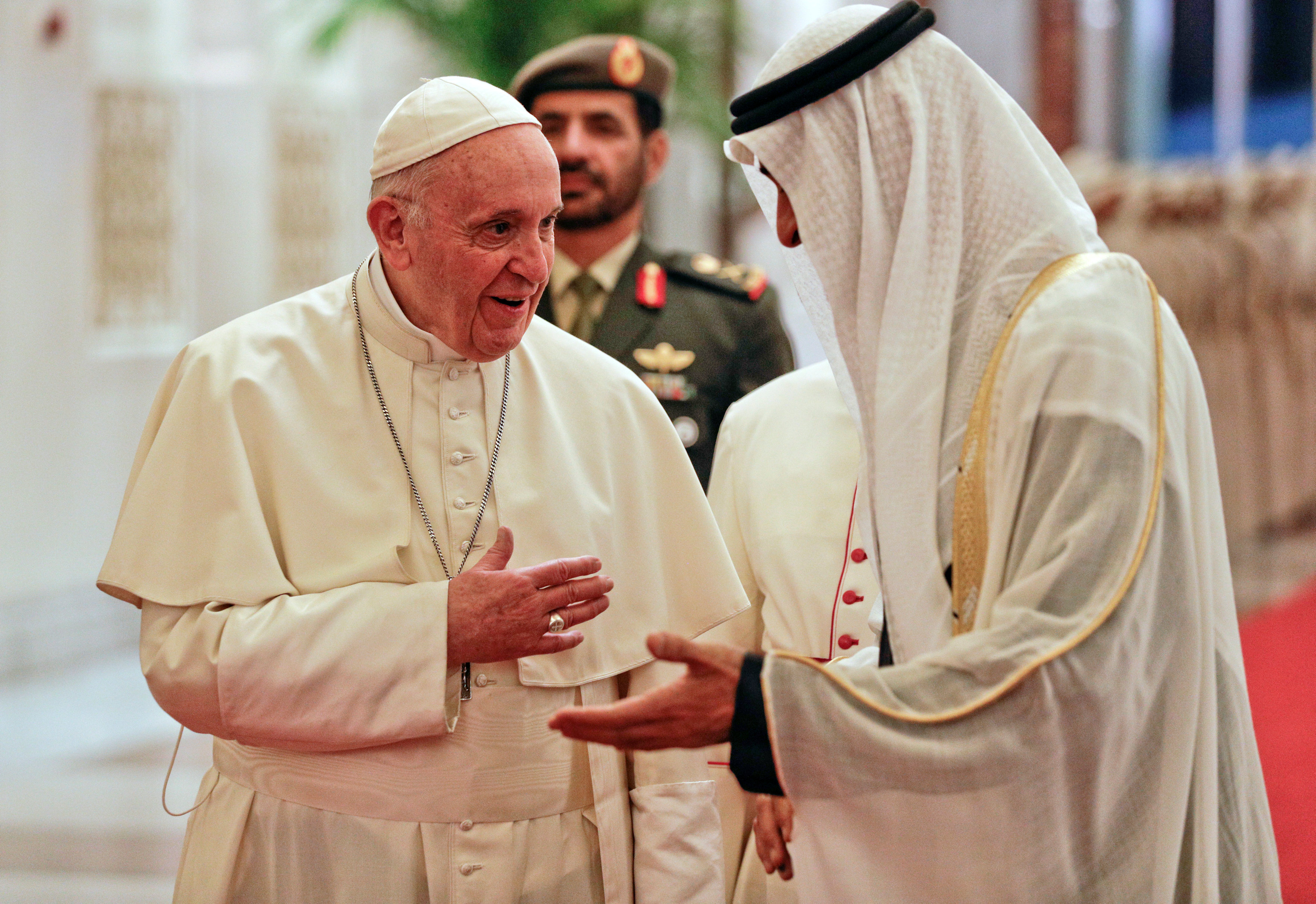 الشيخ محمد بن زايد يستقبل بابا الفاتيكان