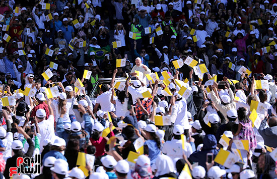 جماهير-ترفع-أعلام-الفاتيكان-احتفاءا-بحضور-البابا