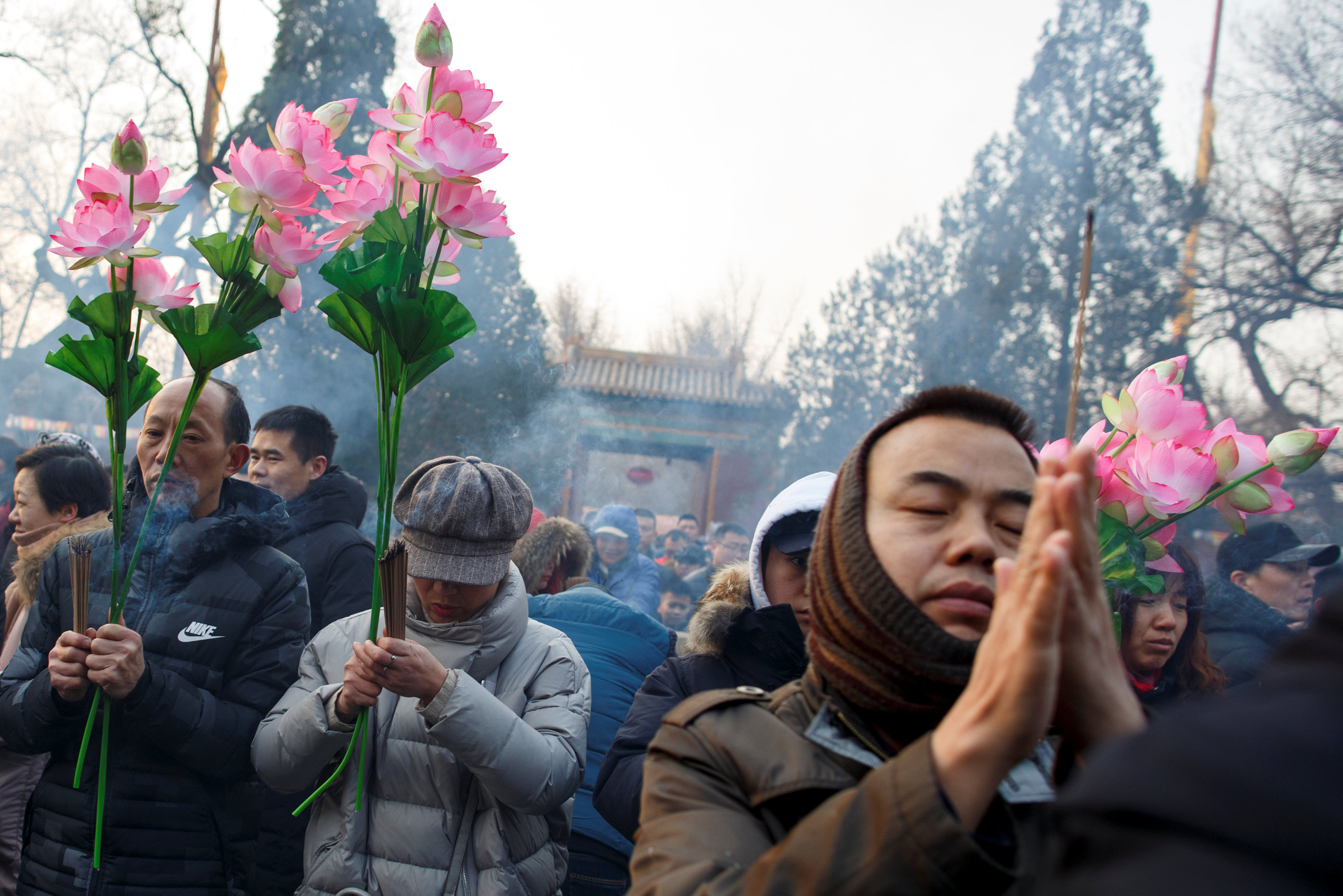 صلوات أمام المعابد مع بداية العام الصينى الجديد