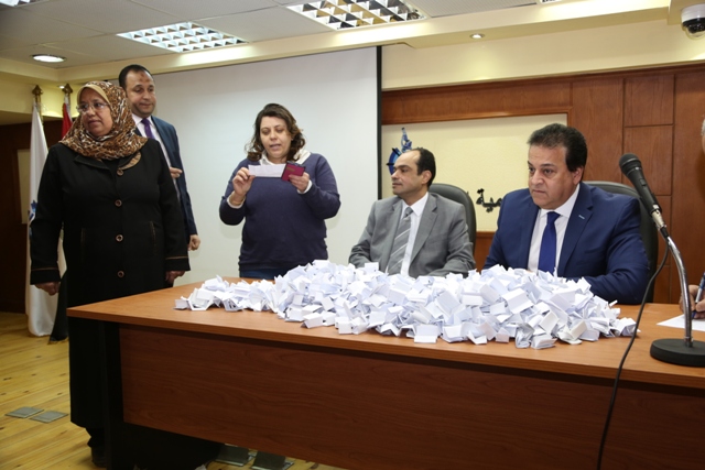 وزير التعليم العالى يقدم عدد 10 عمرات هدية للعاملين  (3)