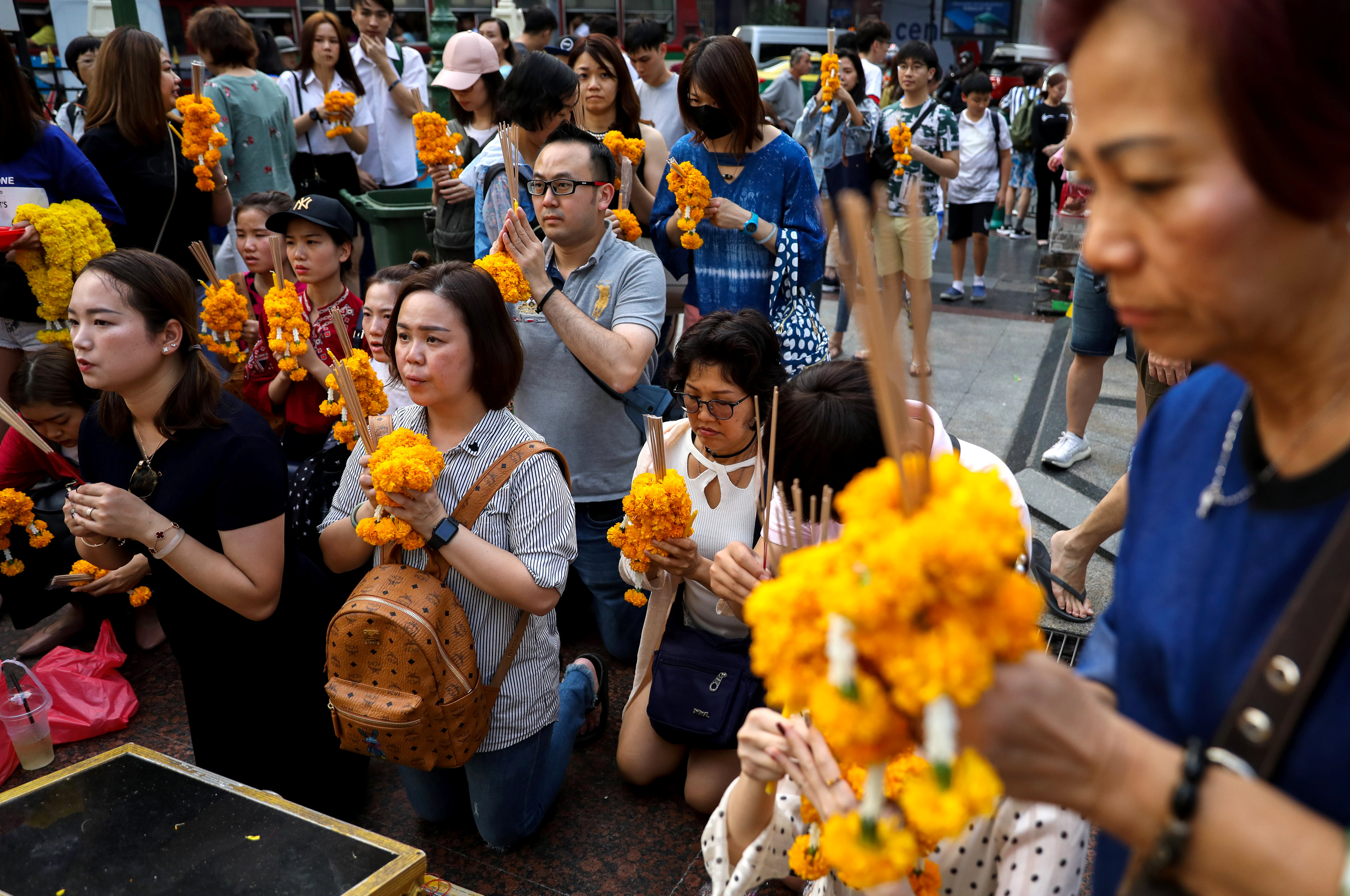 مواطنو تايلاند يحملون الورود لاستقبال العام الجديد