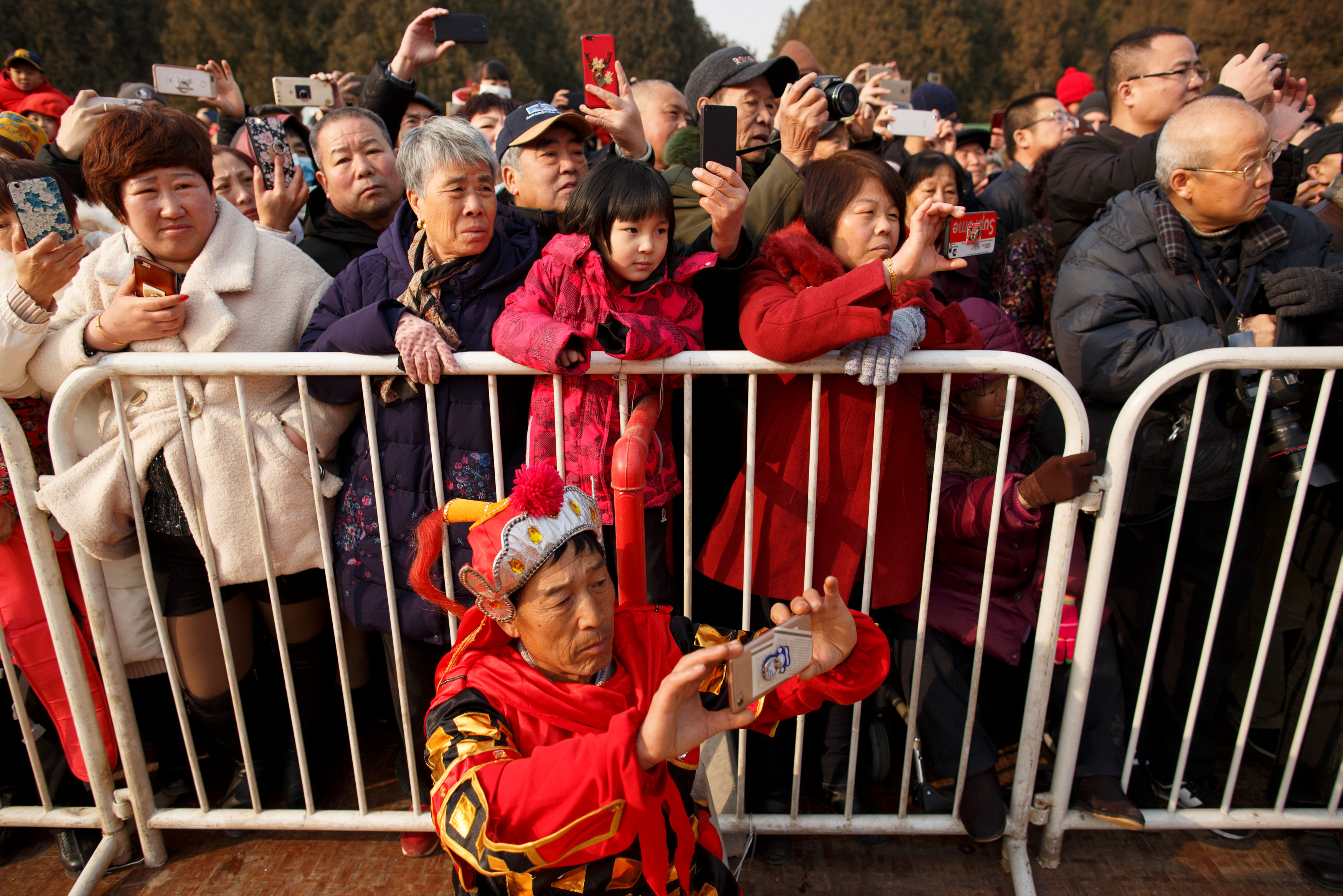 صينيون يلتقطون الصور التذكارية أثناء الاحتفالات