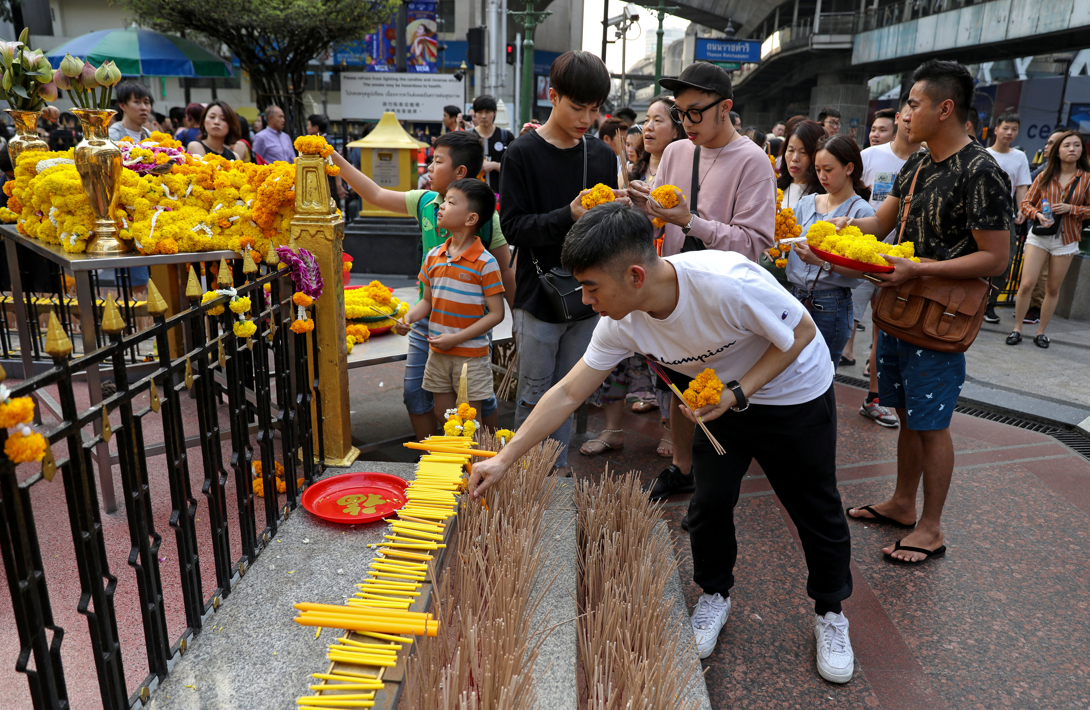 تايلانديون يحتفلون بالورود والبخور