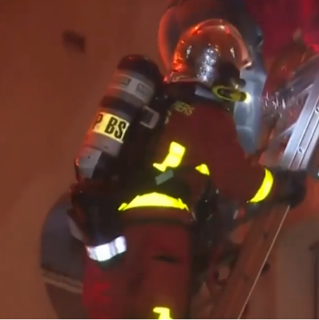 محاولات رجال الاطفاء فى السيطرة على الحريق