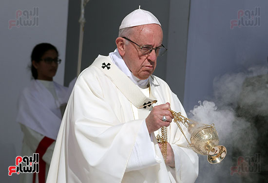 البابا-يحمل-المبخرة-أثناء-مراسم-القداس