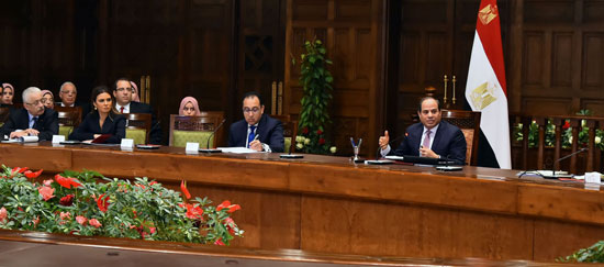 الرئيس عبد الفتاح السيسى مع قيادات محافظة بورسعيد (3)