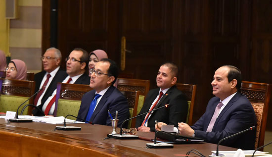 الرئيس عبد الفتاح السيسى مع قيادات محافظة بورسعيد (4)