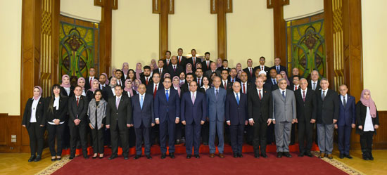 الرئيس عبد الفتاح السيسى مع قيادات محافظة بورسعيد (2)