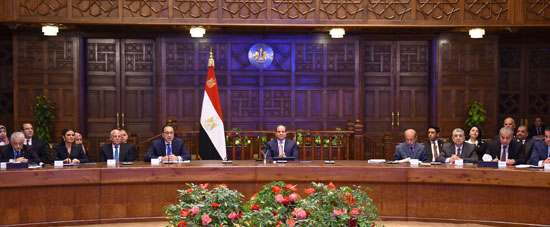 الرئيس عبد الفتاح السيسى مع قيادات محافظة بورسعيد (5)