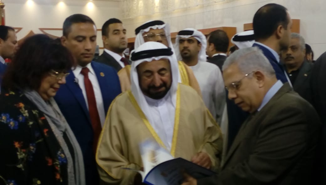 الشيخ سلطان بن محمد القاسمى حاكم الشارقة خلال تفقده لجناح الناشرين العرب (3)