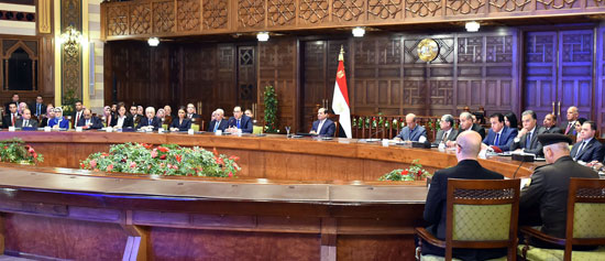 الرئيس عبد الفتاح السيسى مع قيادات محافظة بورسعيد (1)