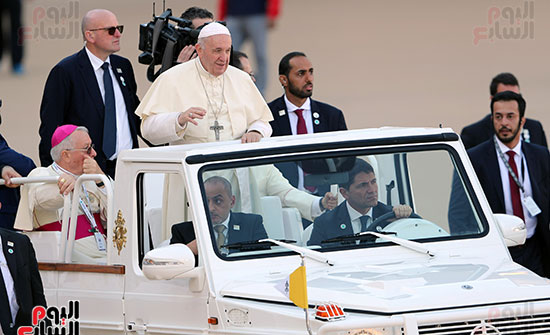البابا-فرنسيس-أثناء-دخوله-استاد-مدينة-زايد-الرياضية