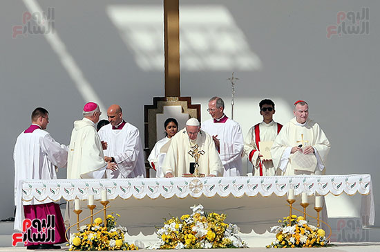 البابا-فرنسيس-يصلى-القداس