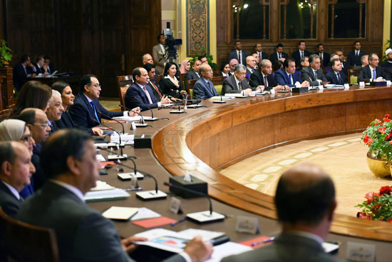 الرئيس عبد الفتاح السيسى مع قيادات محافظة بورسعيد (6)