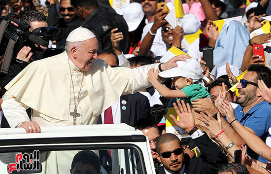 البابا-يداعب-طفلا-بمدينة-زايد-الرياضية
