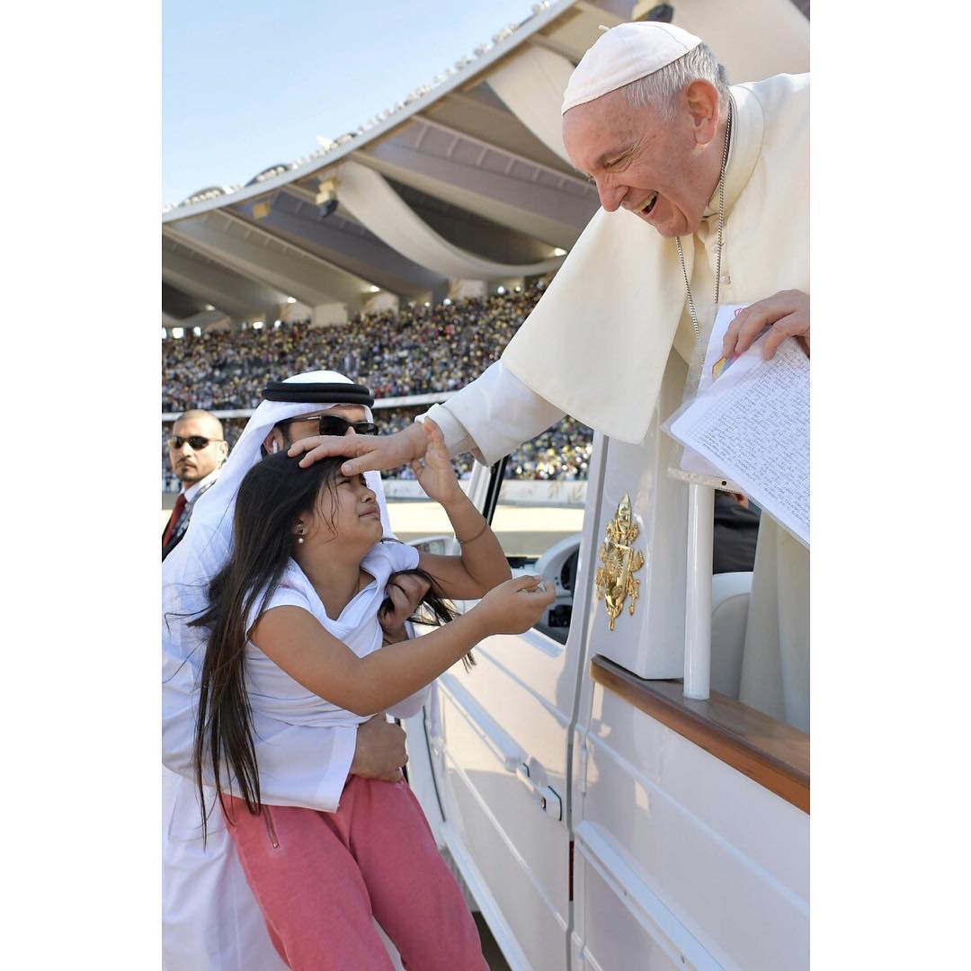 الطفلة اثناء وصولها لبابا الفاتيكان