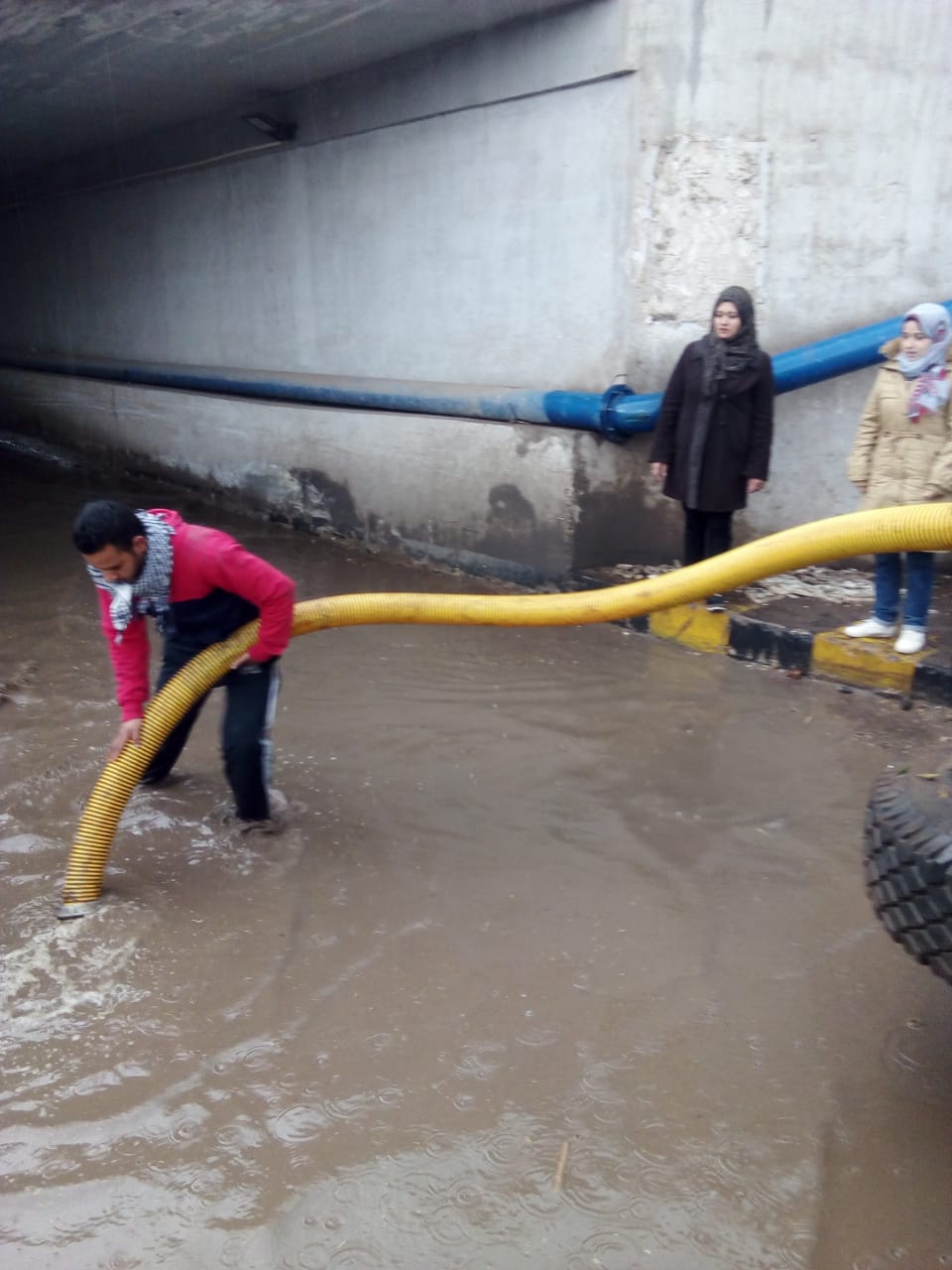 معدات مياه القليوبية منتشرة فى شوارع المحافظة وتوابعها لشفط الأمطار  (7)