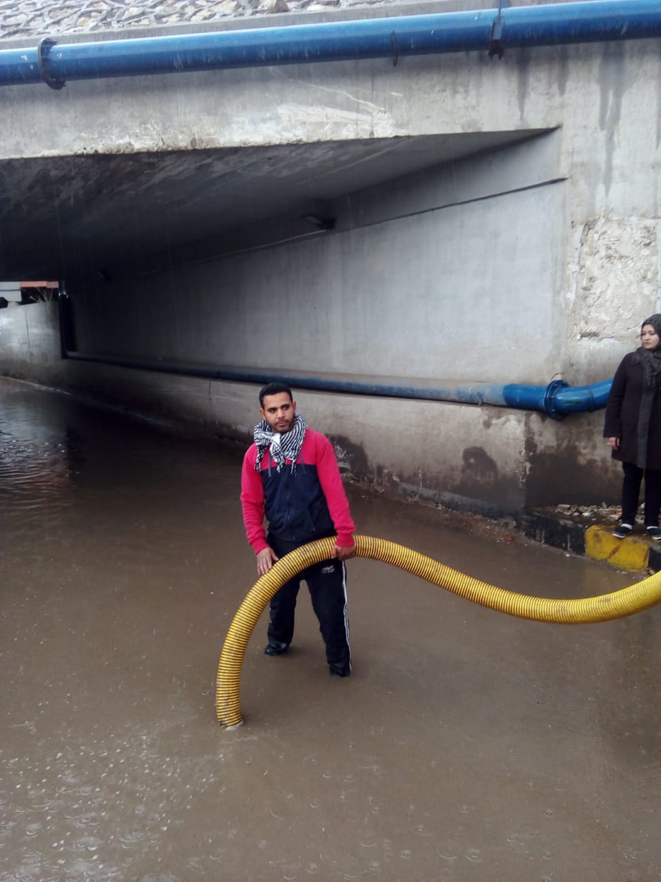عمال شركات المياه والمعدات يسحبون مياه الامطار من مطالع وانفاق محافظة القليوبية  (3)