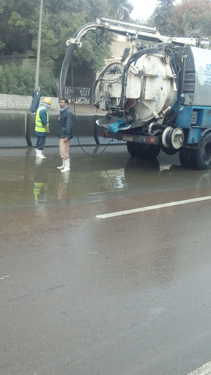 معدات مياه القليوبية منتشرة فى شوارع المحافظة وتوابعها لشفط الأمطار  (14)