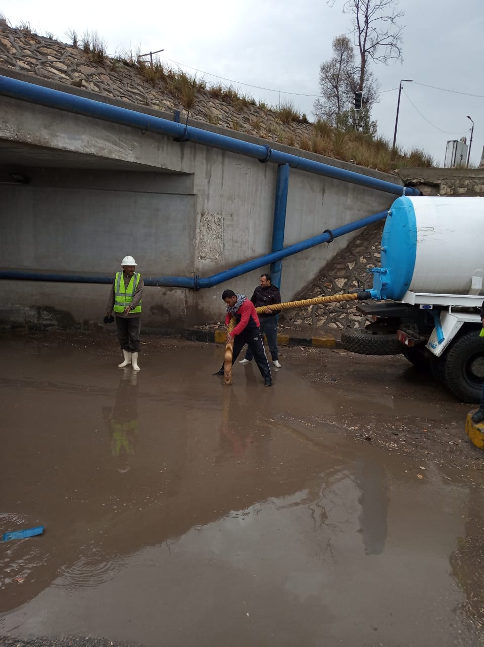 معدات مياه القليوبية منتشرة فى شوارع المحافظة وتوابعها لشفط الأمطار  (4)