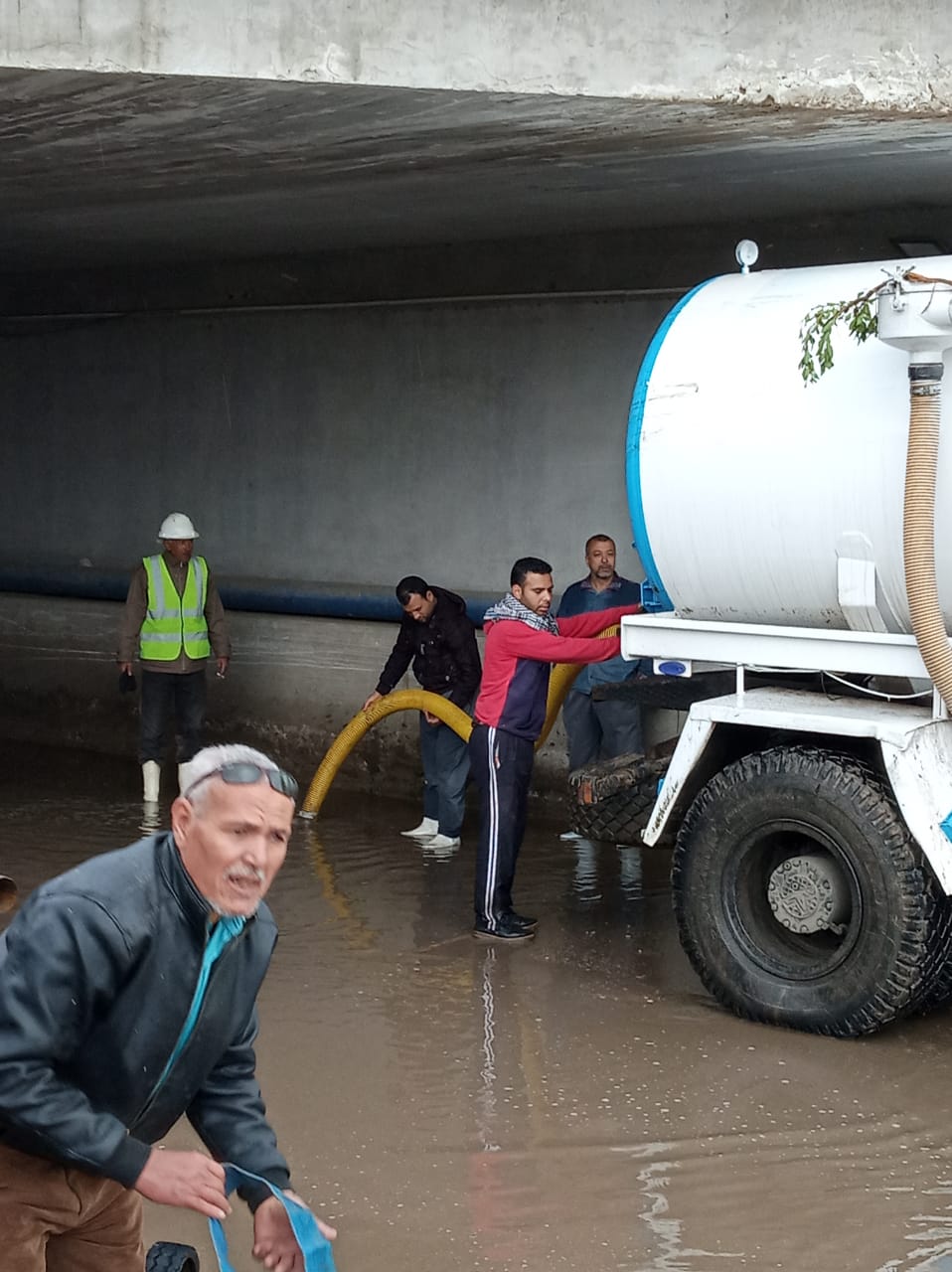 معدات مياه القليوبية منتشرة فى شوارع المحافظة وتوابعها لشفط الأمطار  (3)