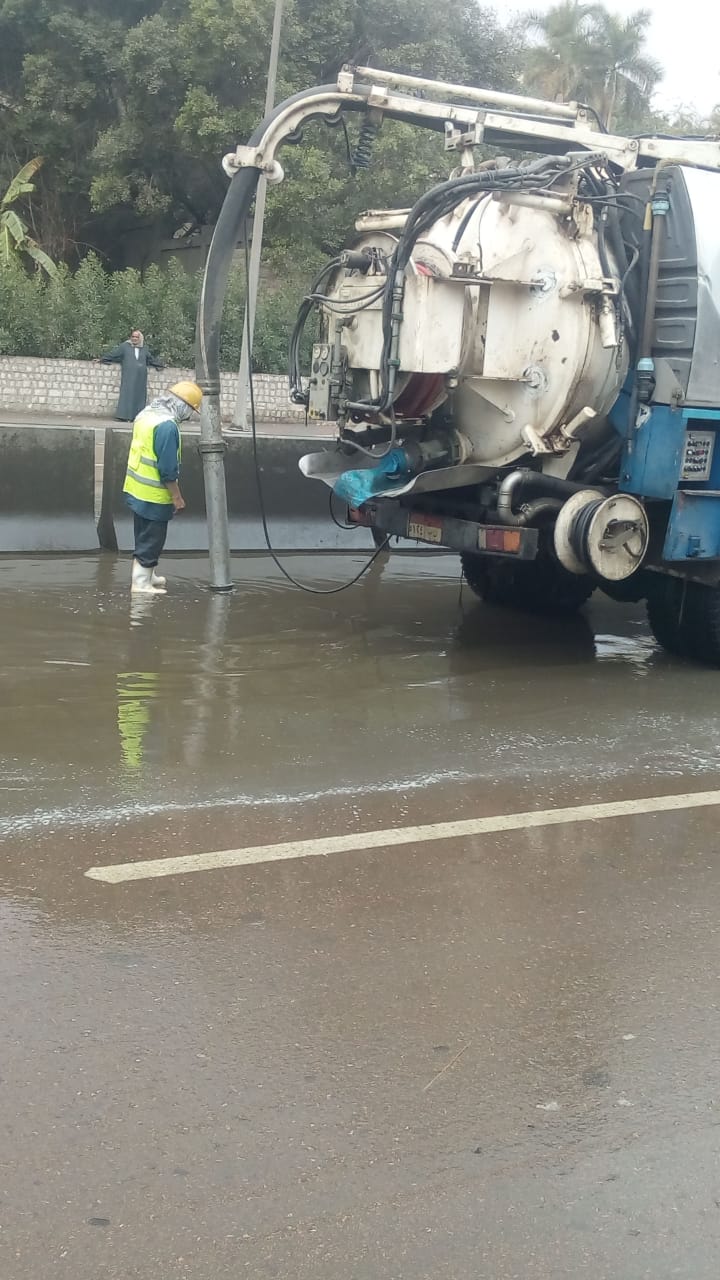 معدات مياه القليوبية منتشرة فى شوارع المحافظة وتوابعها لشفط الأمطار  (18)