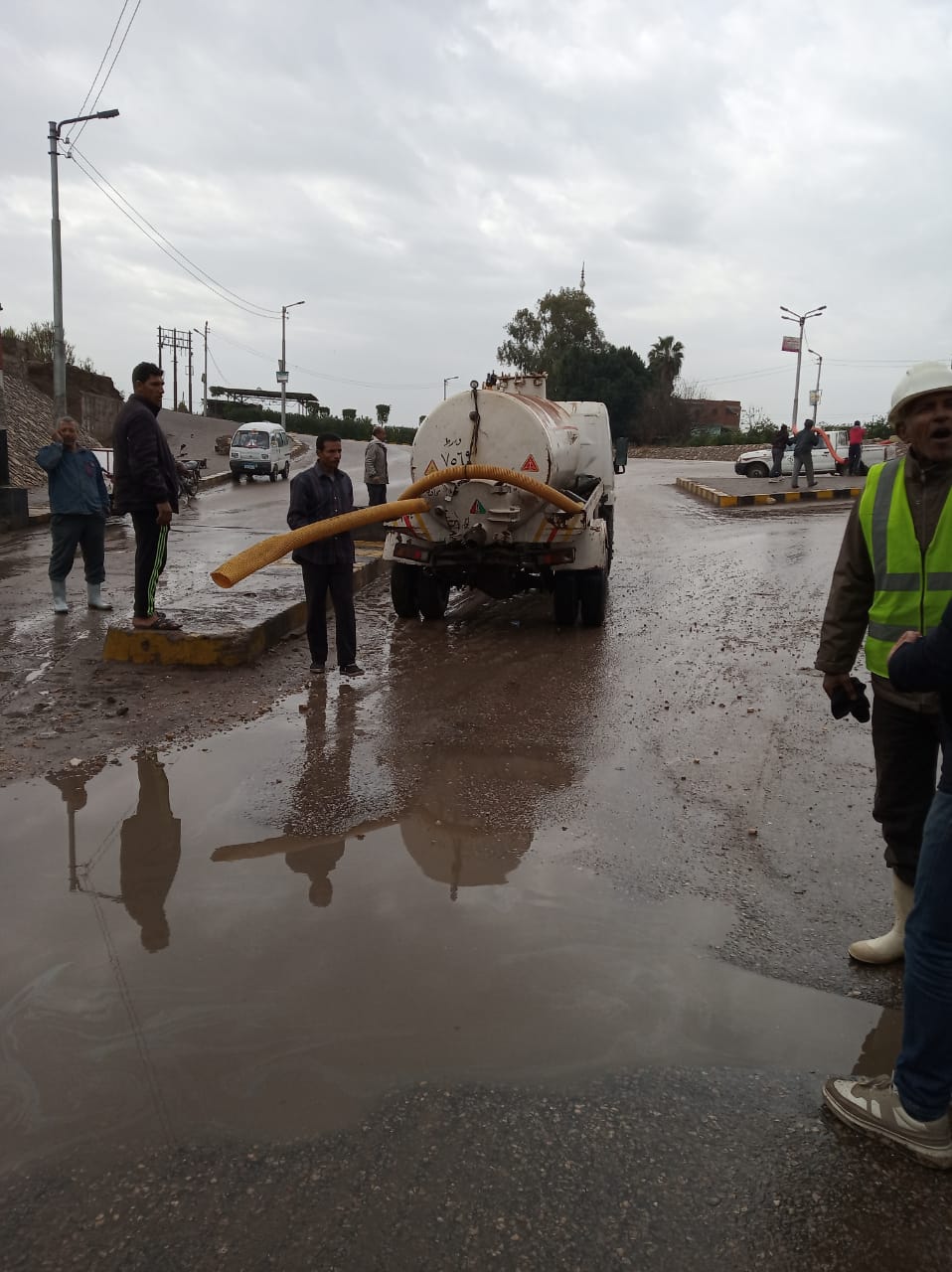 معدات مياه القليوبية منتشرة فى شوارع المحافظة وتوابعها لشفط الأمطار  (1)