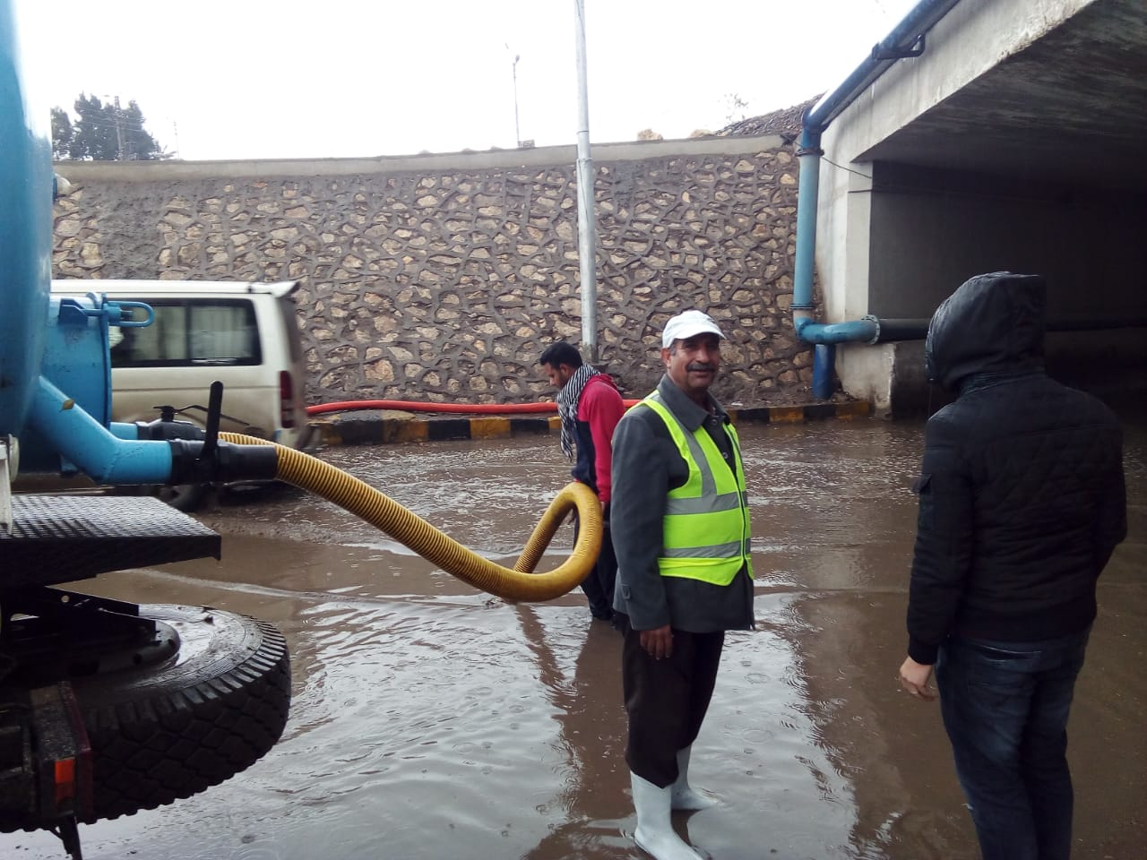 عمال شركات المياه والمعدات يسحبون مياه الامطار من مطالع وانفاق محافظة القليوبية  (1)