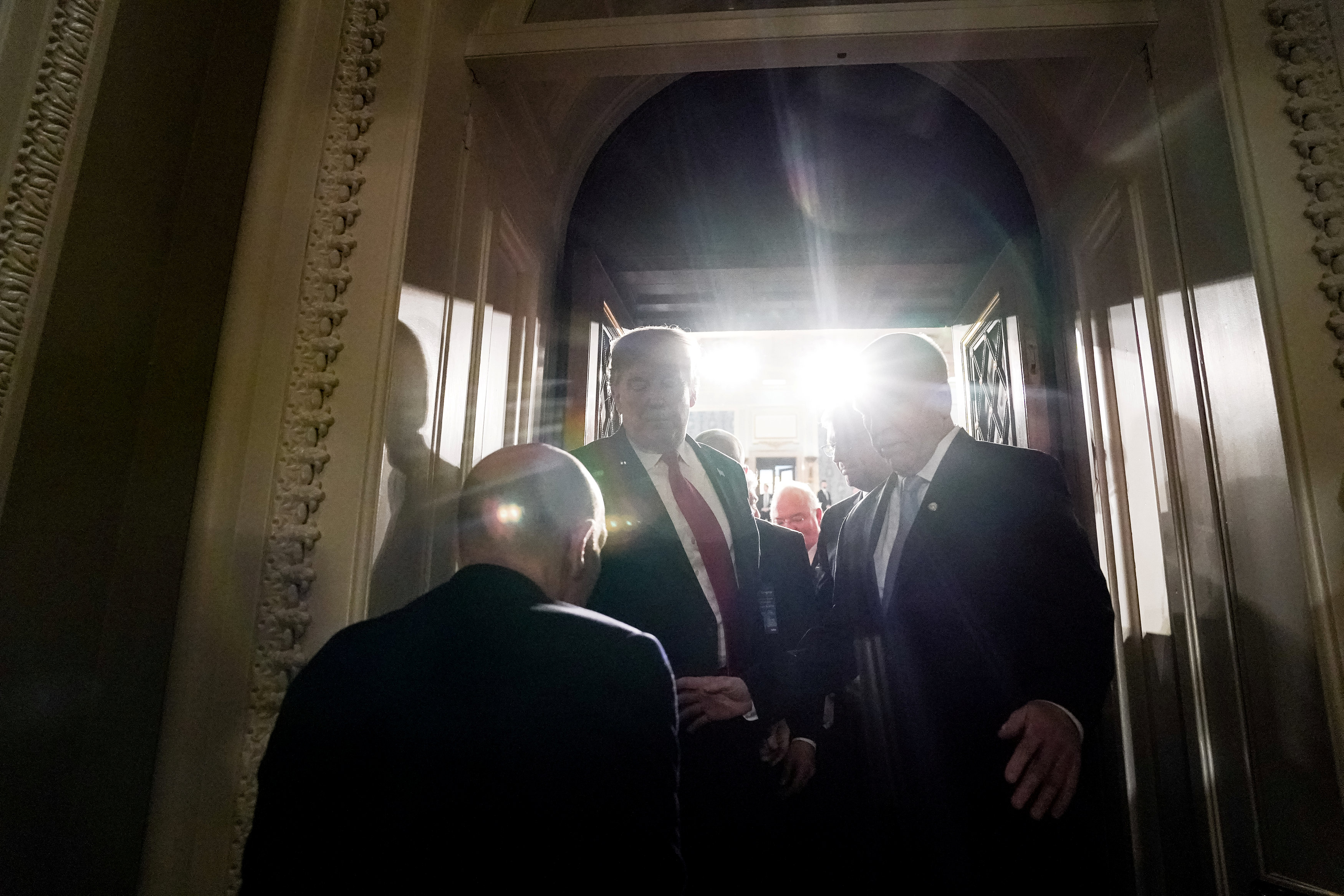 ترامب أثناء خروجه من قاعة الكونجرس
