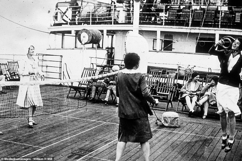 ركاب يلعبون على ظهر السفينة فى عام  1930