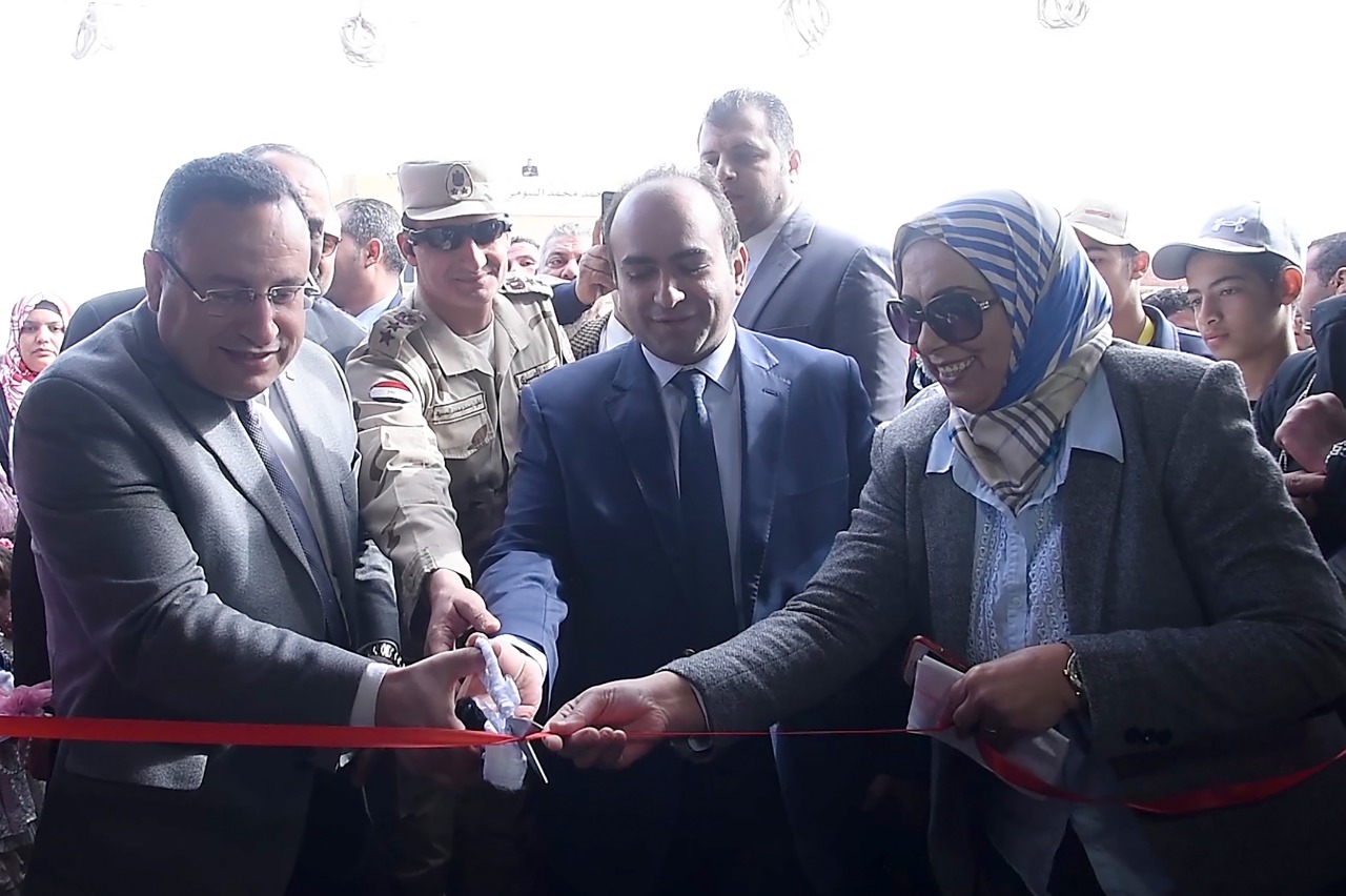جانب من افتتاح محافظ الاسكندرية للمعرض (1)